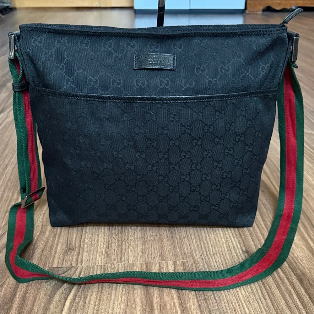 A519-  Gucci crossbody bag - Picture 2 of 16
